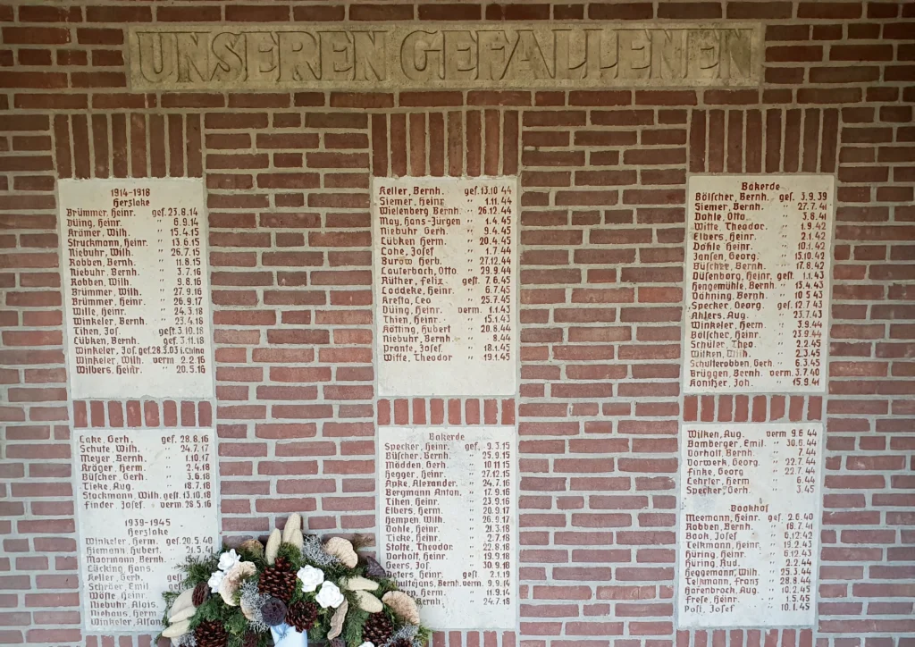 Tafeln des Herzlaker Kriegerdenkmals im Eingangsbereich der Friedhofskapelle